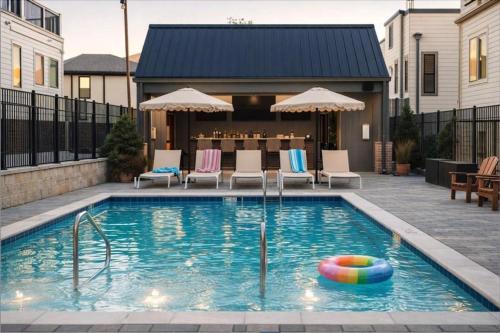 Historic Edgefield House | Heated Pool + Hot Tub + Sauna 7 Min to Broadway