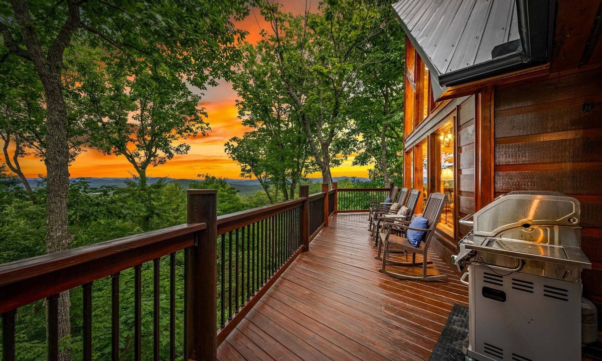 Unaka Cabin | Heaven's Doorstep - Mountain-view cabin with hot tub, game room, and 4 bedrooms