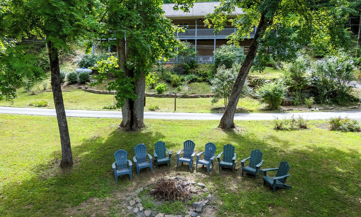Brasstown House | Heavenly Hut - Bring the family!