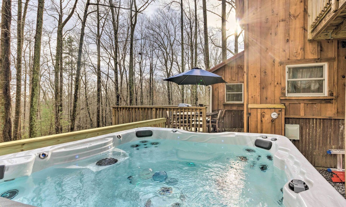 Hendersonville Cottage | Hendersonville Cabin w/Hot Tub, Views & Fire Pit!