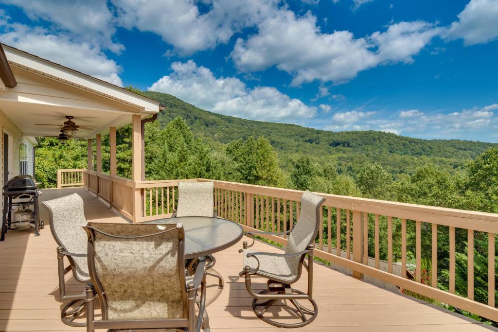 Hendersonville House | Hendersonville Retreat with Mtn Views and Deck!