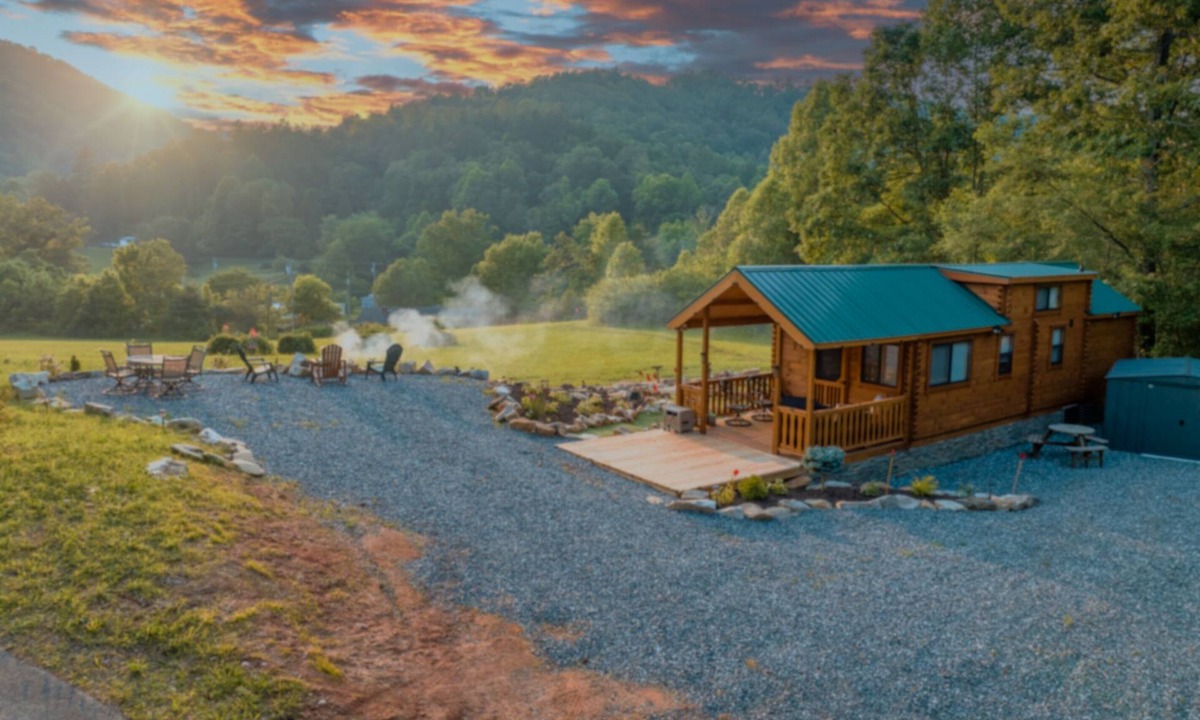 Robbinsville Cabin | Hidden & Cozy Mountain Gem ~ Tail of the Dragon!
