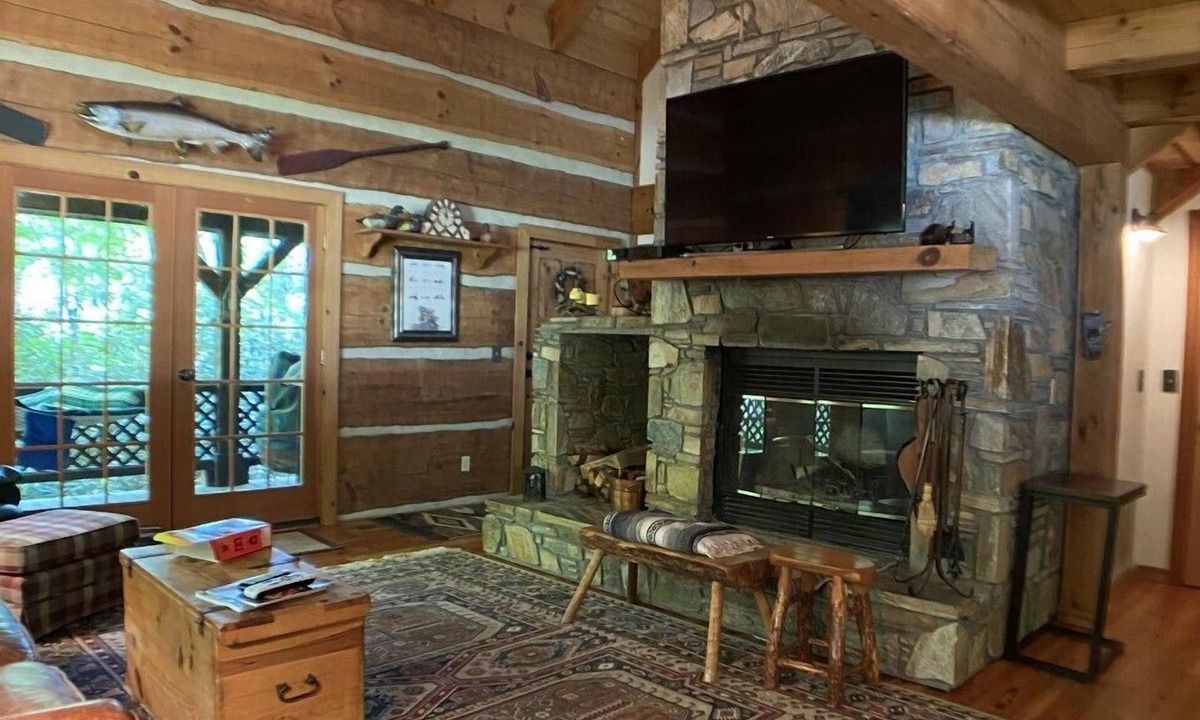 Highlands Cabin | Hideaway Cabin- Escape to this Log Cabin IN the woods