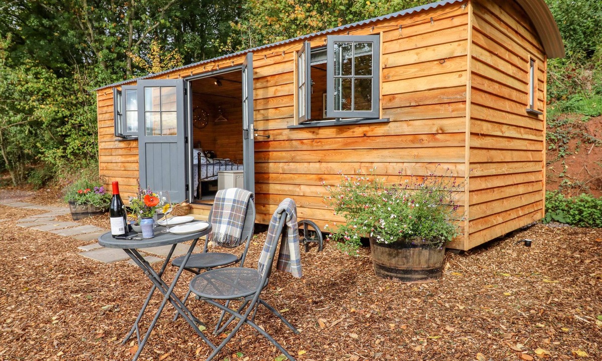 Newton Saint Cyres Cottage | HIDEAWAY CABIN, romantic, with a garden in Thorverton