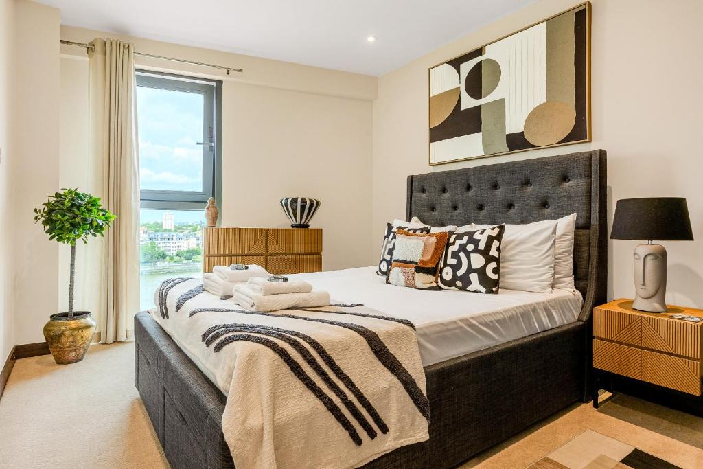 St. Mary's Park Apartment | High-End Riverfront 1BR Apt, Prestigious Battersea