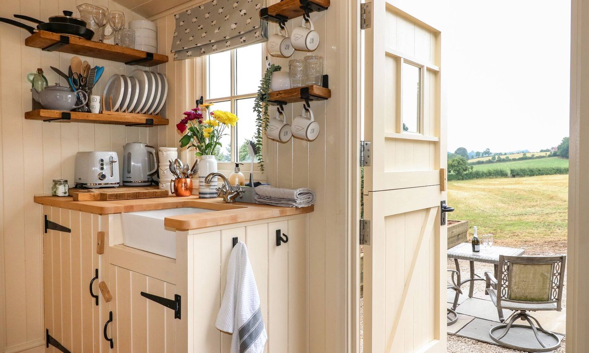 Ashbourne Cottage | High Grounds Shepherd's Hut