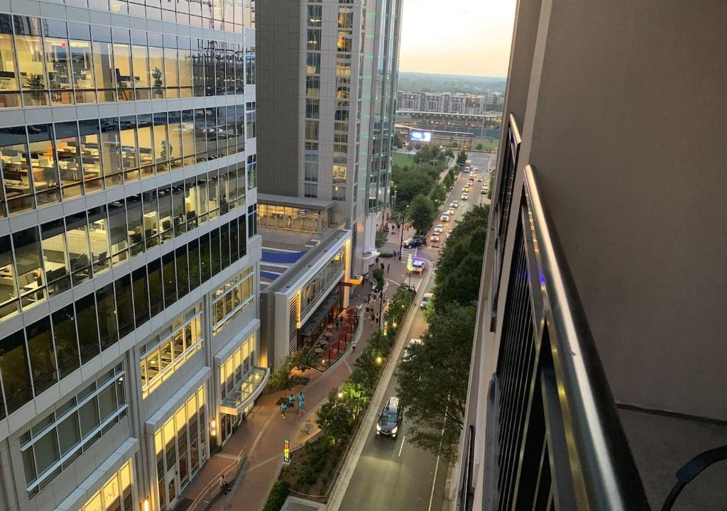 Charlotte Center City Apartment | High Rise - Pool & Gym - Breathtaking City Views