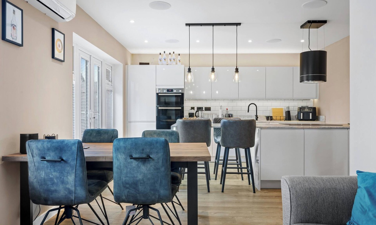 Warrington House | HighSpec Home Office SkyTV Families, Relocators, Contractors