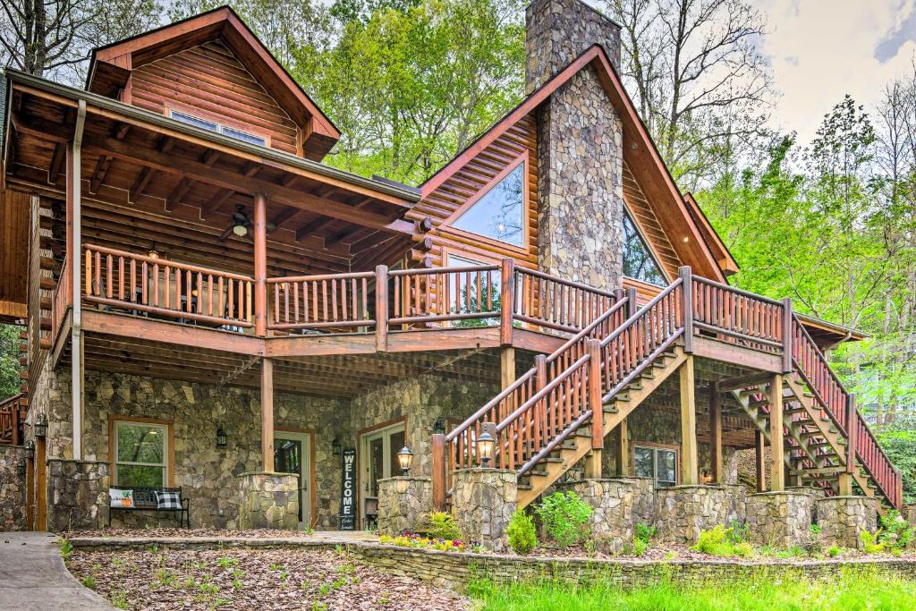 Burnsville House | Hike, Fish and Golf Burnsville Retreat with Deck!