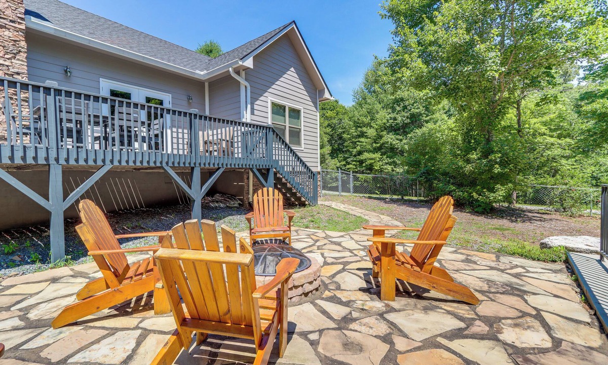 Tarheel House | Hike, Fish & Kayak: Murphy Gem w/Deck & Fire Pit