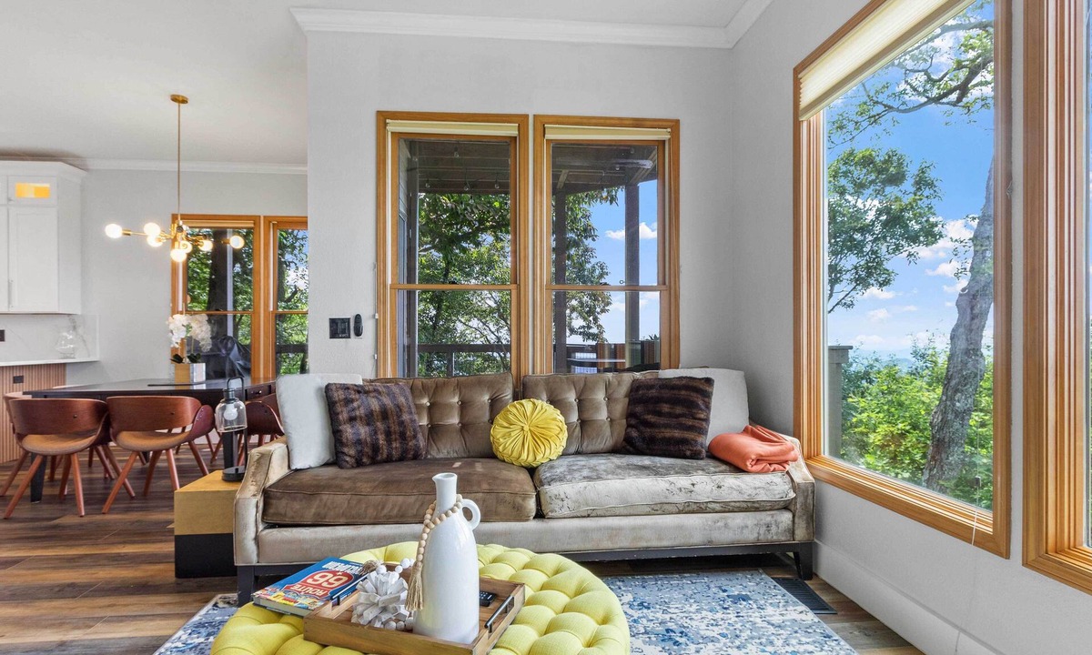 Mountain Air Condo | Hiking On-Site: Mtn-View Burnsville Condo!