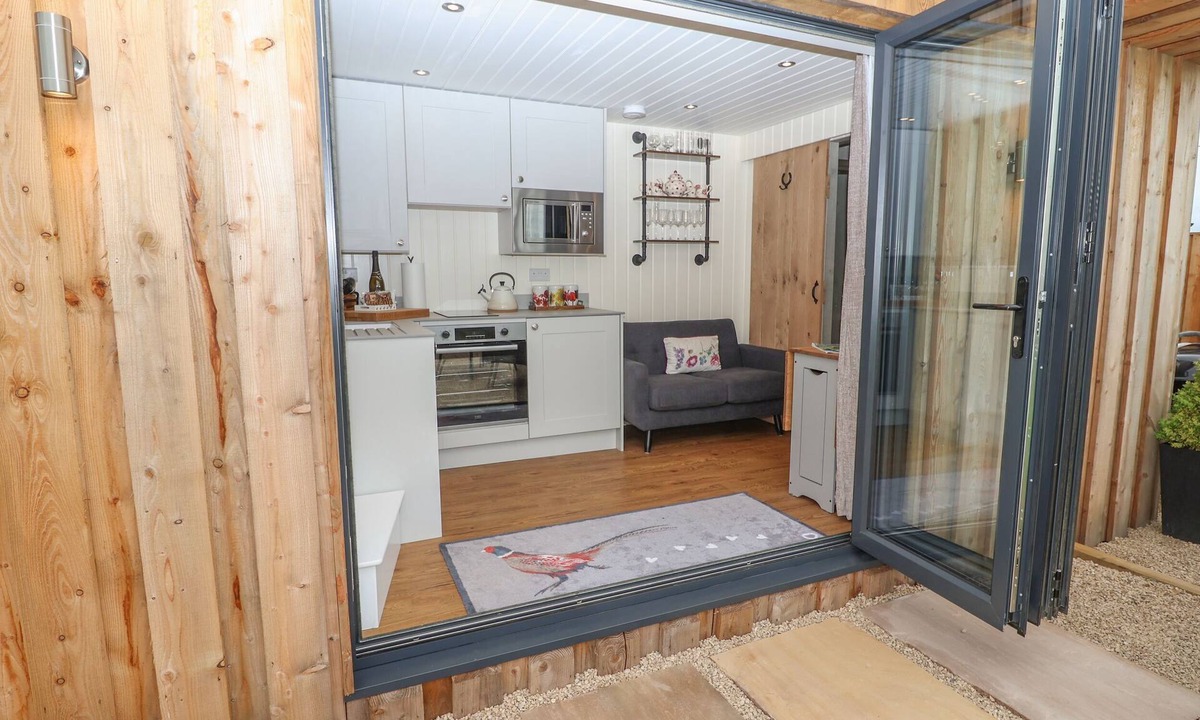 Ashbourne Cottage | Hillside Hut
