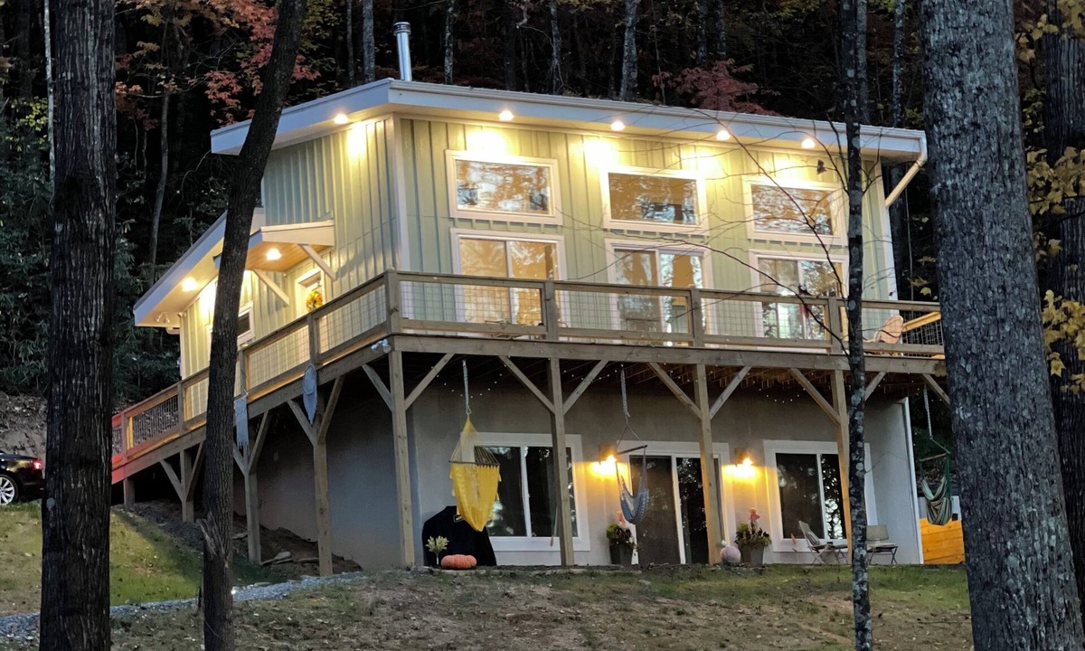 Old Fort House | Hilltop Hideaway - 4-bedroom house in perfect Old Fort