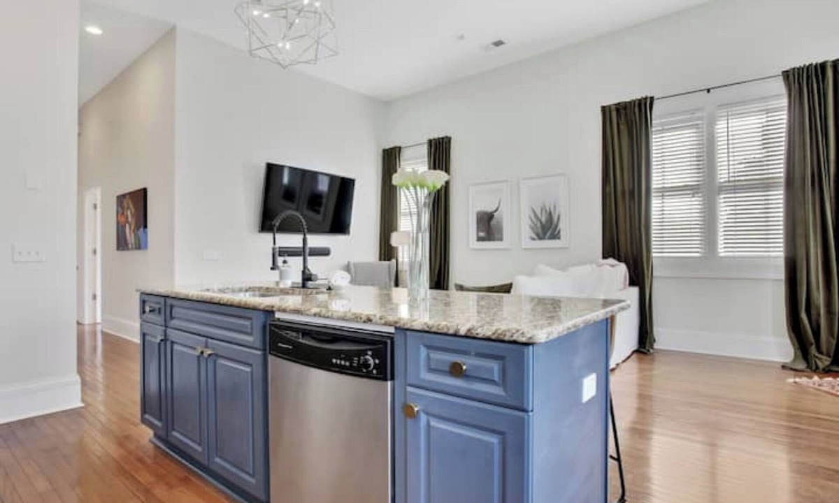 Thomas Square Condo | Hip and Sophisticated Condo - Live Like a Local!