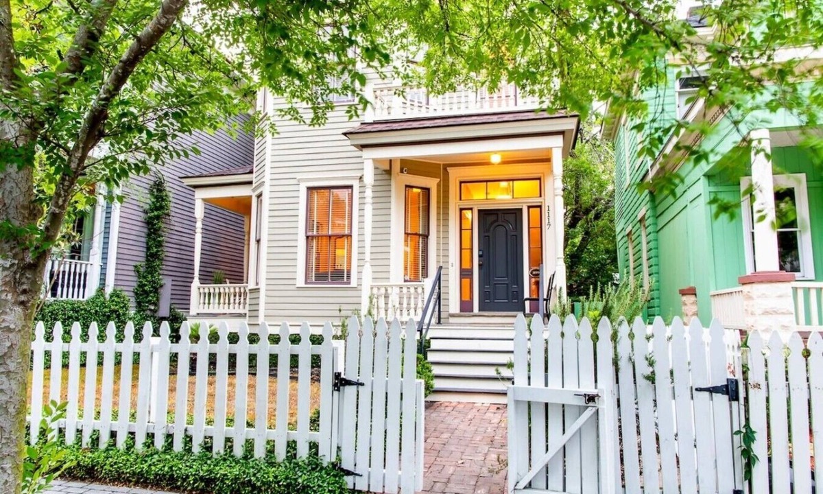 Thomas Square House | Historic 1899 Victorian | Hot Tub + Forsyth Park