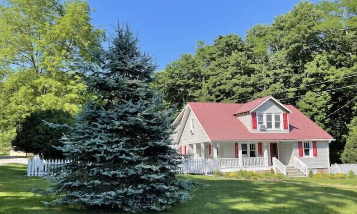 Clyde House | Historic Creekside Cottage