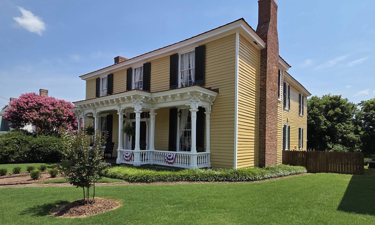 Milton House | Historic home, Sleeps 10, VIR 2 miles,Hyco lake 8 mi., Fire Pit, Historic Milton