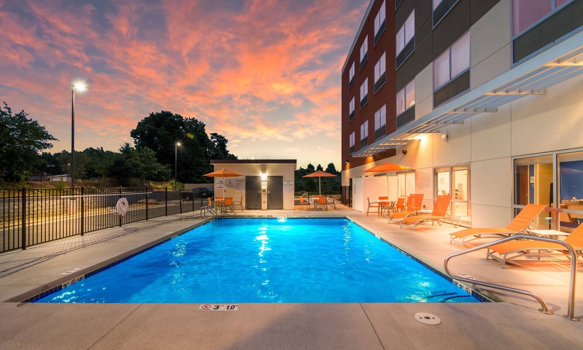 Asheboro Hotel | Holiday Inn Express and Suites Asheboro by IHG