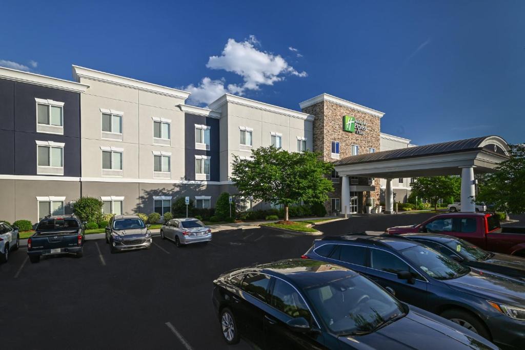 Matthews Hotel | Holiday Inn Express Charlotte Southeast - Matthews by IHG