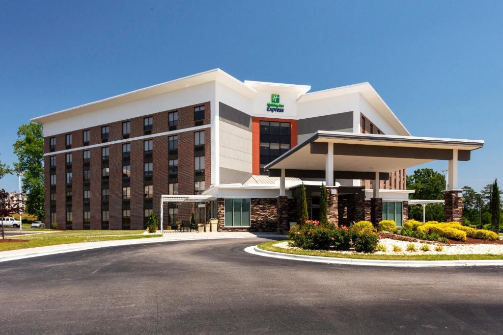 Rocky Mount Hotel | Holiday Inn Express - Rocky Mount - Sports Center by IHG