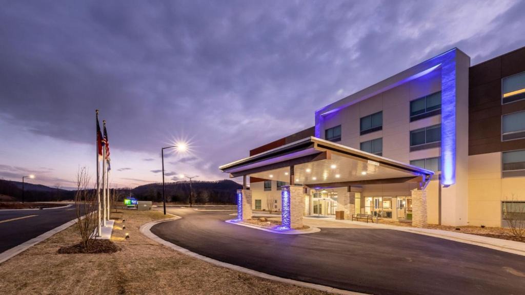 Marion Hotel | Holiday Inn Express & Suites - Marion by IHG