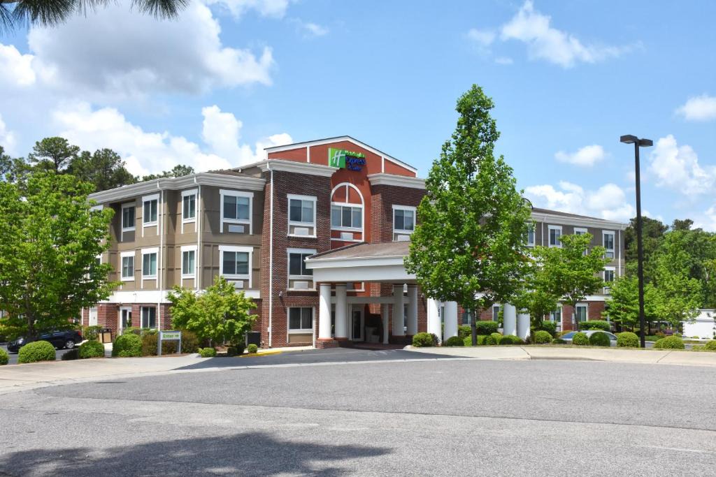 Southern Pines Hotel | Holiday Inn Express & Suites Southern Pines-Pinehurst Area by IHG