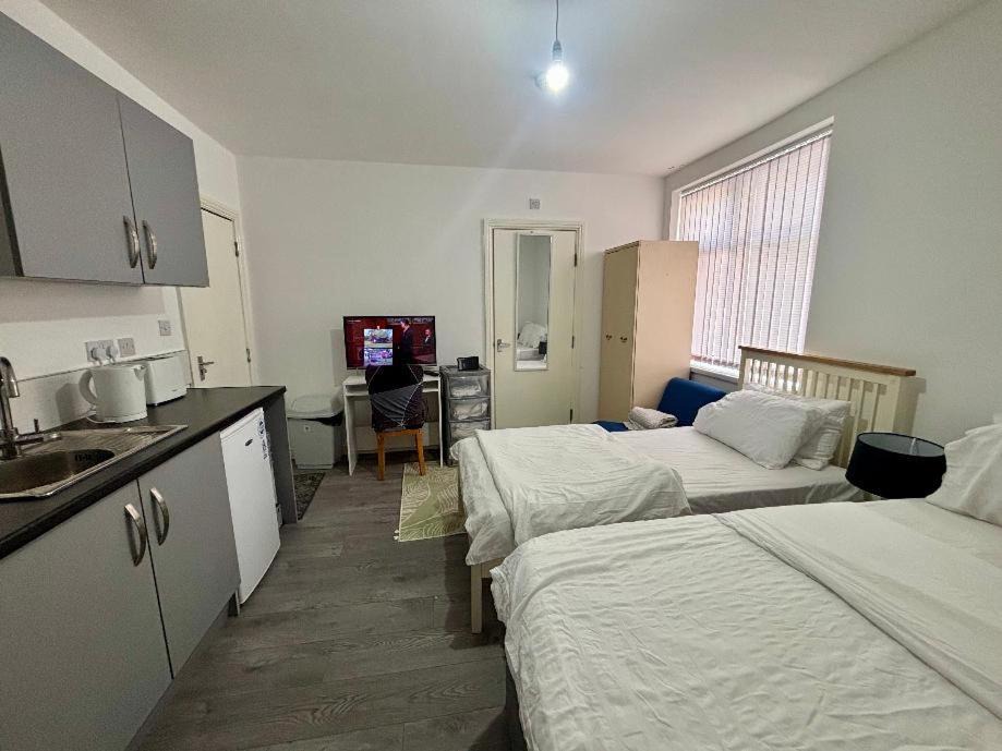 Dudley Apartment | HomesRentals Studio
