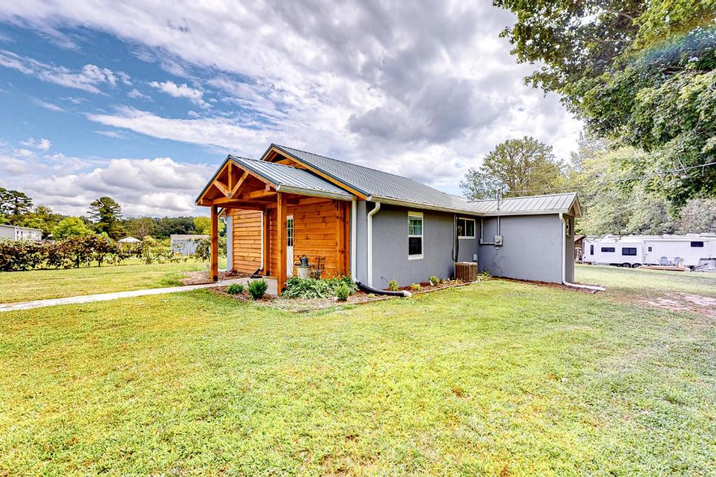 Hendersonville House | Hoots Hideaway