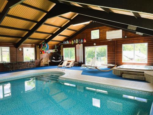 Lanteglos Apartment | Hop Loft-Barn Conversion, with access to Pool & Hot Tub-at Fox Valley Cottages