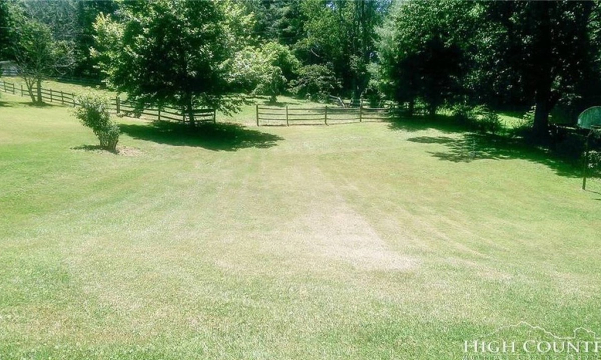 Glade Valley House | Horse Friendly Setting , Convenient to Old Beau Golfing & the Blue Ridge Pwy
