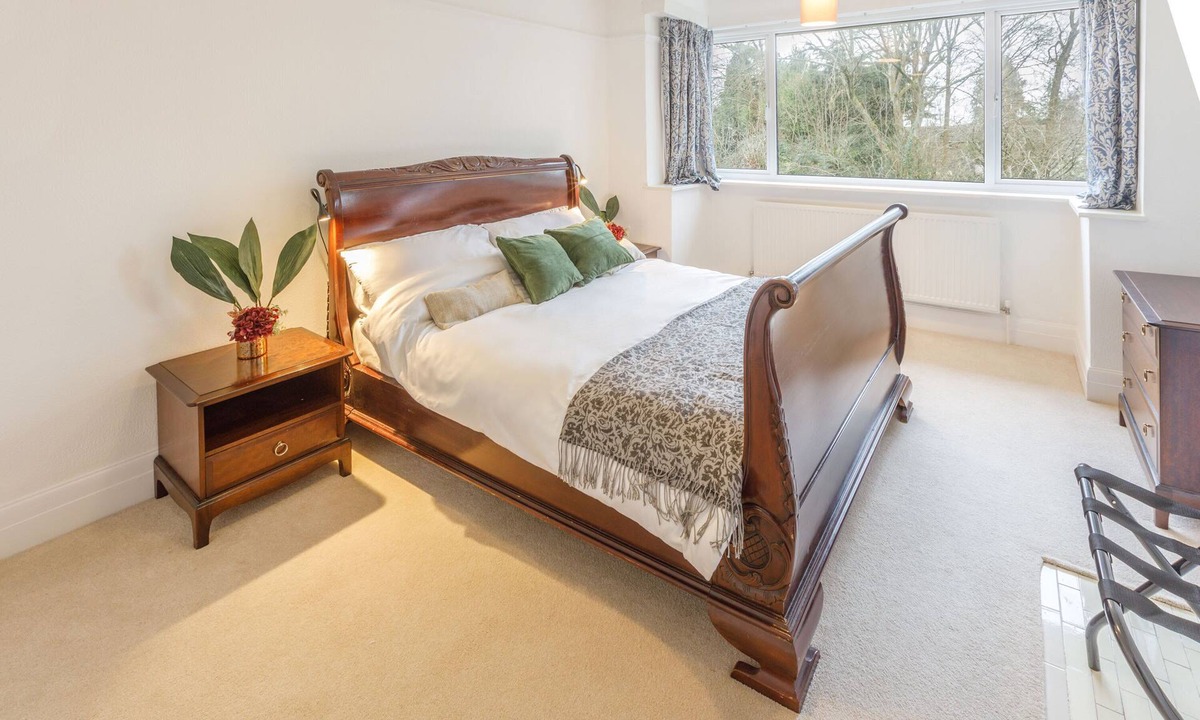 Winchester House | Host & Stay | Combpyne