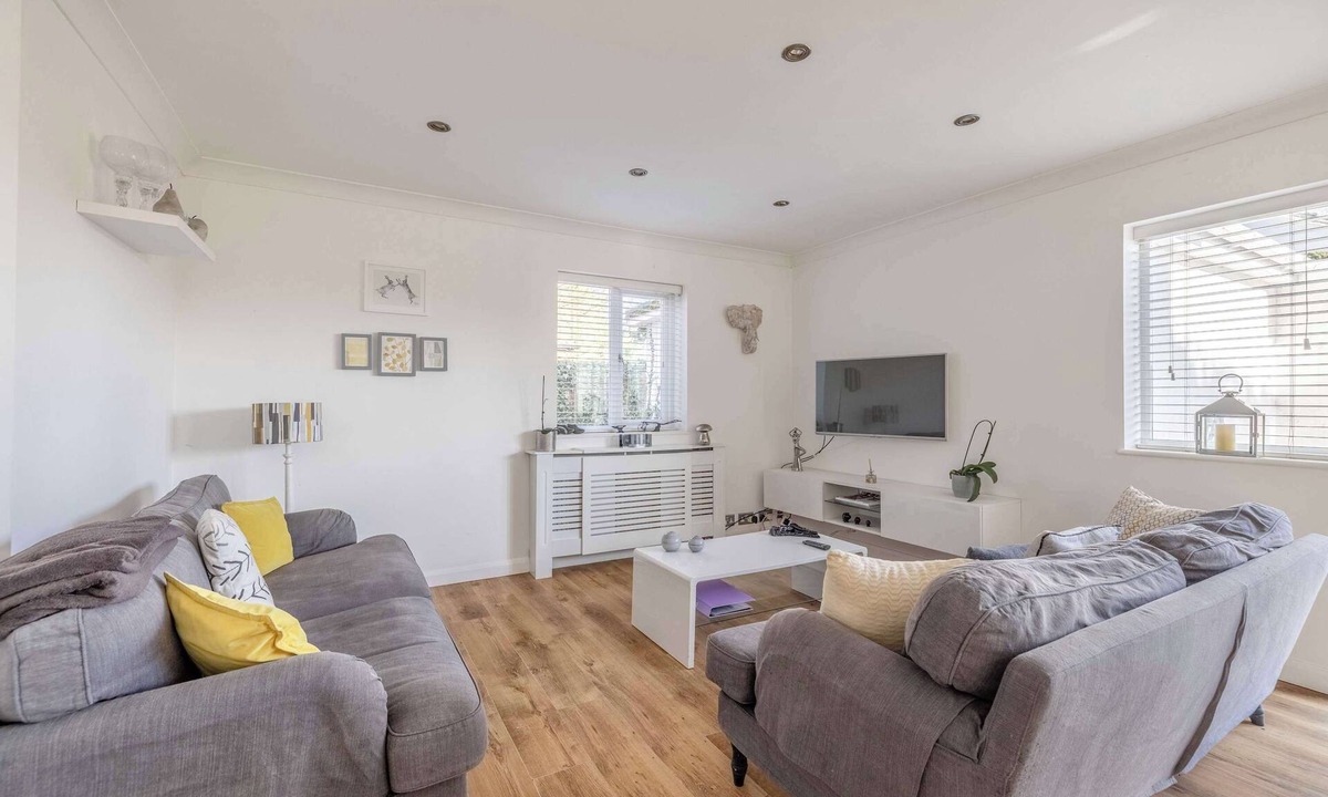 Fifield House | Host & Stay | Meadow Way