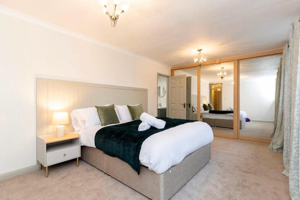 Darlington House | Hot Tub Free Parking 5 Bedroom Large Space