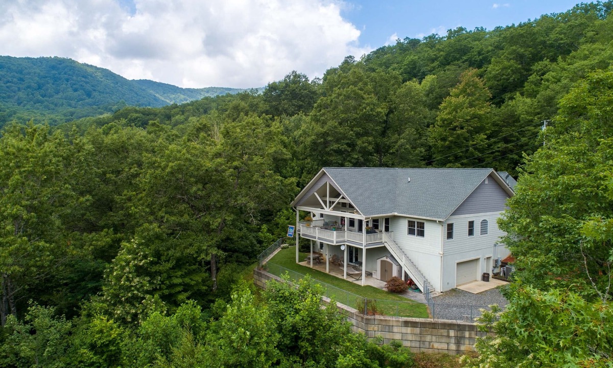 Whittier Cabin | Hot tub-Mountain View -Fire Pit-Pool Table & Ping Pong Table-