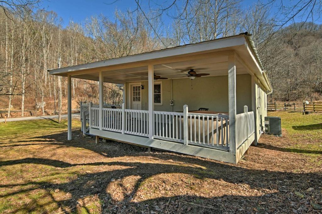 Mars Hill House | Hot Tub & Mtn Views: Marshall Cottage!