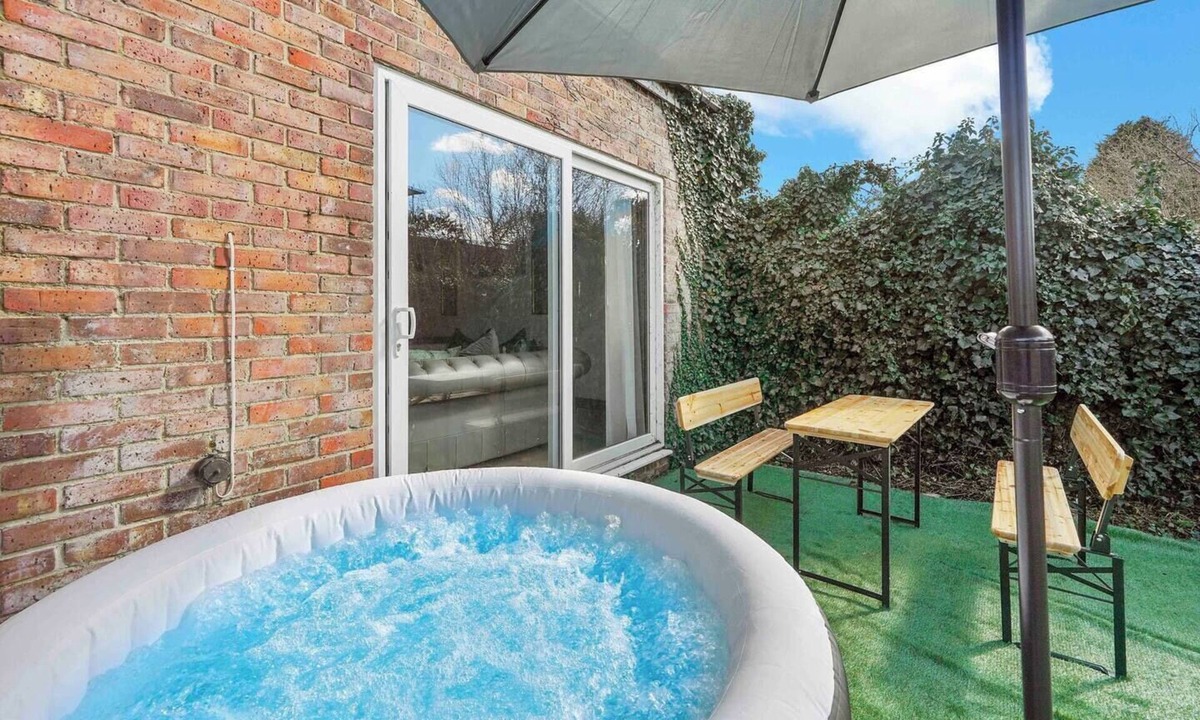 Canterbury House | Hot Tub | Pool Table | Free Parking | Sleeps 12