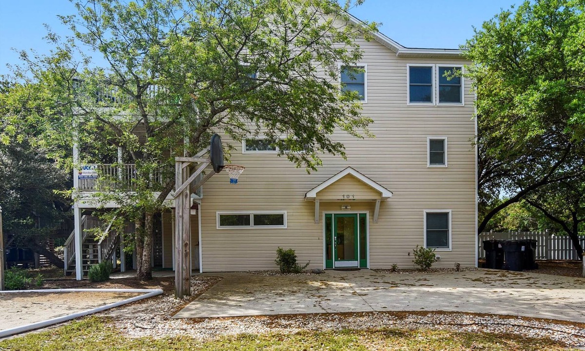 Duck House | HotTub, Pool Table, Elevator! Large fenced yard, pets
