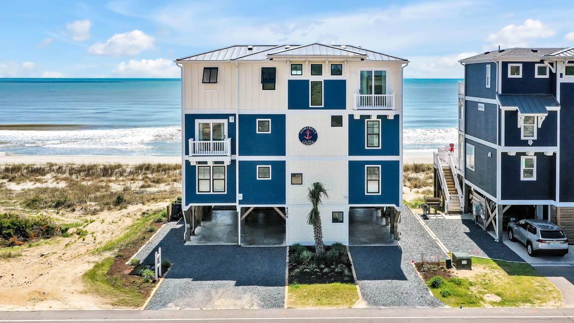 Oak Island House | House ∙ 13 bedrooms ∙ 38 guests