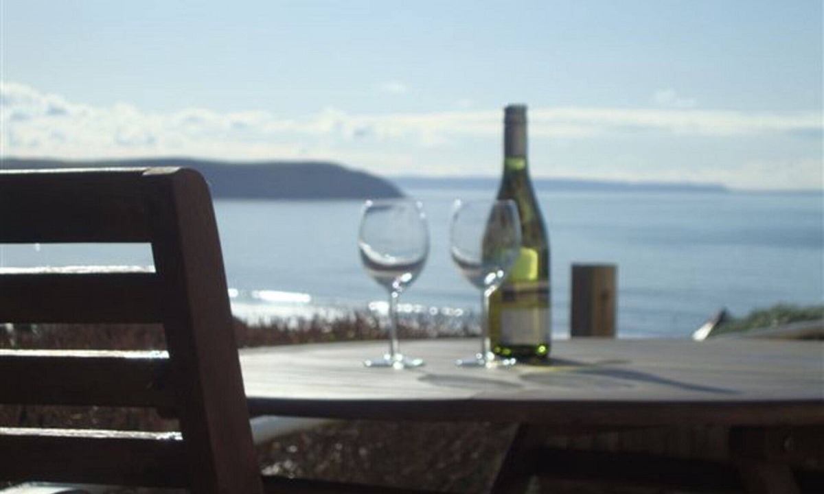 Mortehoe House | House above the beach sleeps 4 with private parking