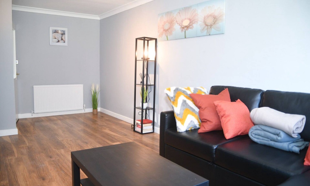 Willenhall House | House Sleeps 8 with Garden and Parking