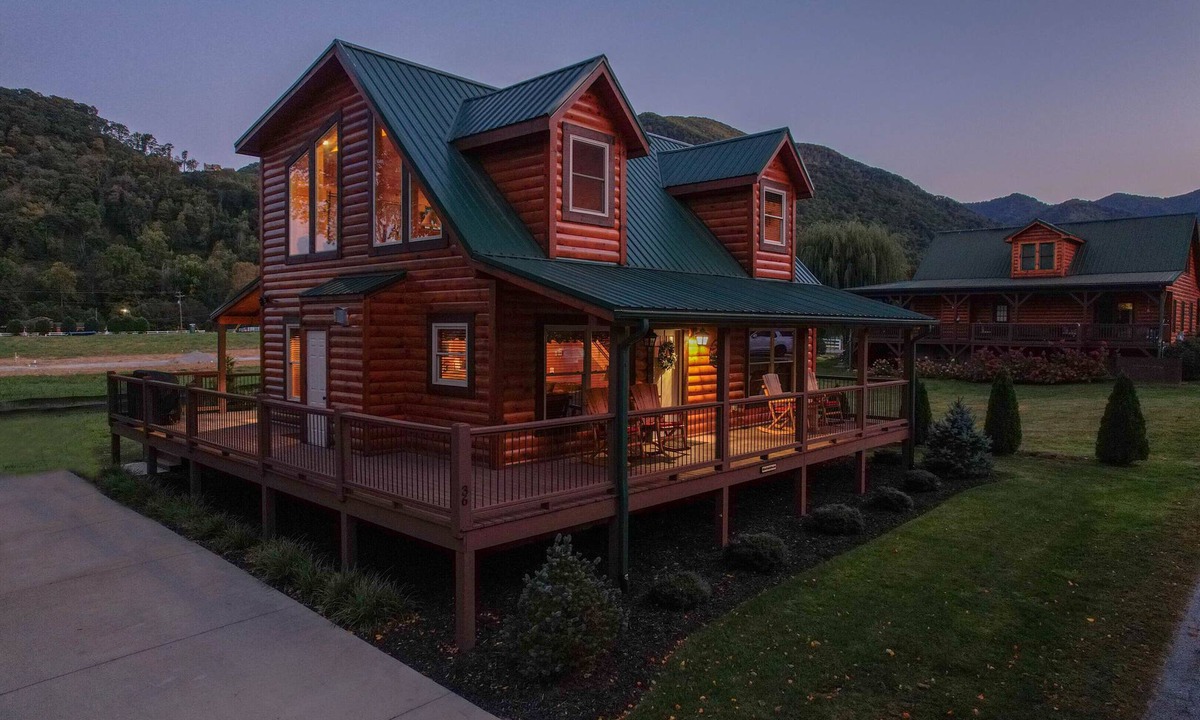 Maggie Valley Cabin | Huckleberry Lodge ~ Fall Color ~ New Cabin by Willow Tree Cabins