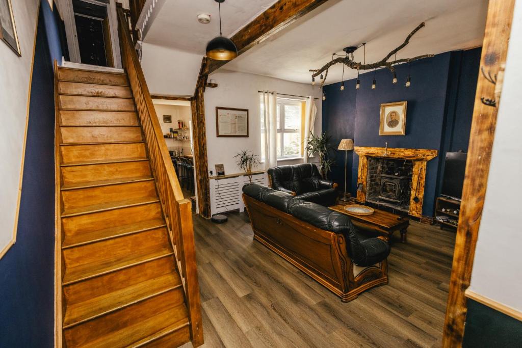 Heaton House | Huge 3-Bedroom Townhouse Free Parking Secret Garden Next to Heaton Park