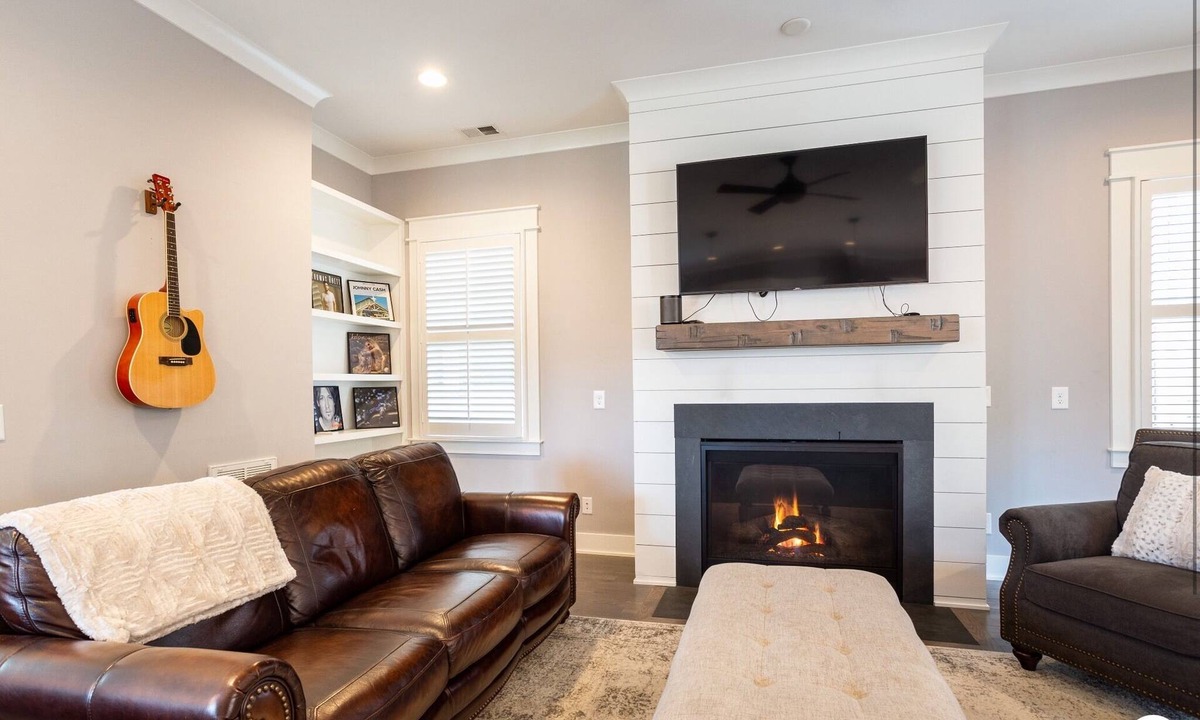 Historic Waverly House | HUGE 4 BEDROOM PLUS BONUS RM! Perfect for large groups.