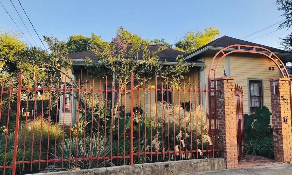 Rolling Mill Hill House | Huge Space for 10 +pets Gated 6 cars;15 min walk- B’way; Pickle-ball ct 2bathrms