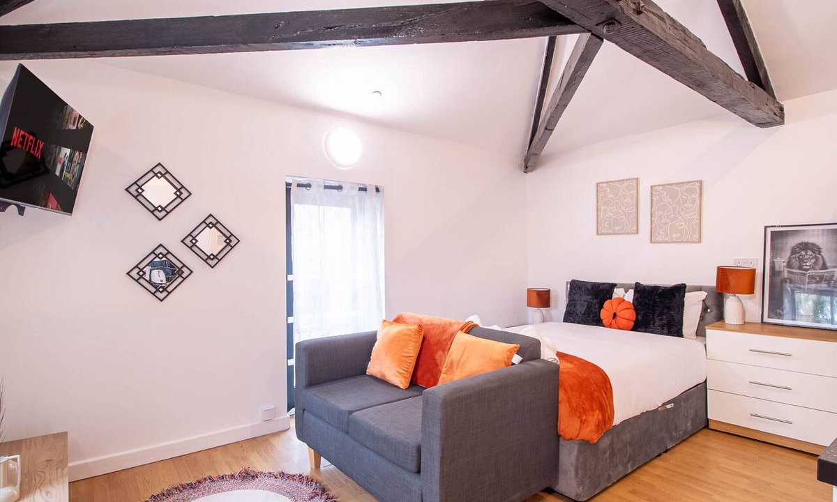 Leeds Apartment | Ideal for Work Trips Near Kirkstall