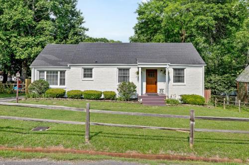 Inglewood House | Inglewood East Nashville Home - Large Yard & Private Deck - Free Parking