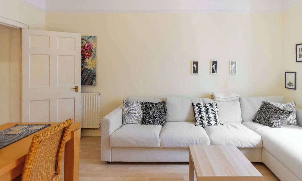 Tollcross Apartment | Inviting 2BDR Home Close to Edinburgh Castle