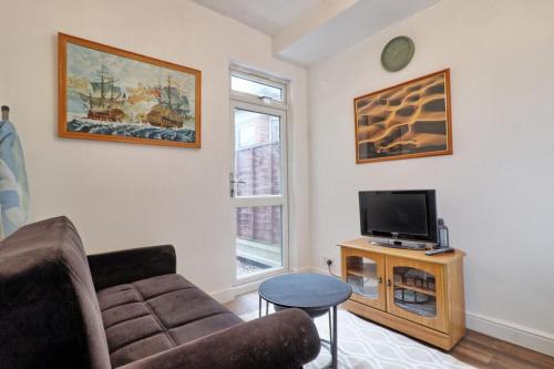 Westcliff-on-Sea House | Ivy on Sea Villa