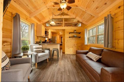 Lookout Valley Neighborhood Association House | Jake Cabin Luxury Hot Tub Cabin Near Downtown