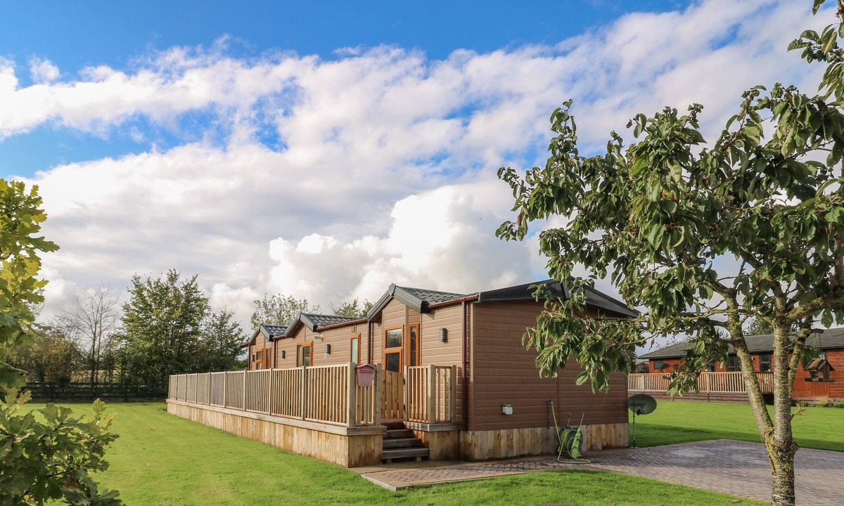 Wilberfoss Cottage | JORVIK LODGE, with hot tub in Wilberfoss